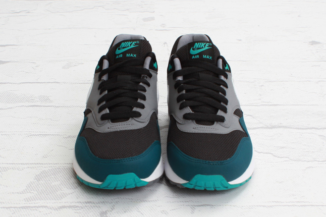 nike roshe run noir et blanche - Nike Air Max 1 Essential Black Mid Turquoise - Le Site de la Sneaker