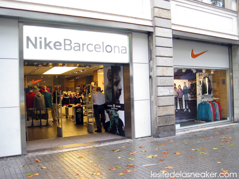 Carteles Avanzado Pebish Nikestore de La Rambla Barcelone - Le Site de la Sneaker