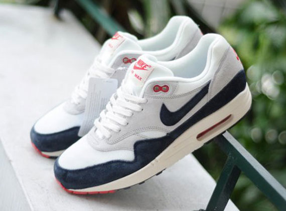 red white and blue air max 1