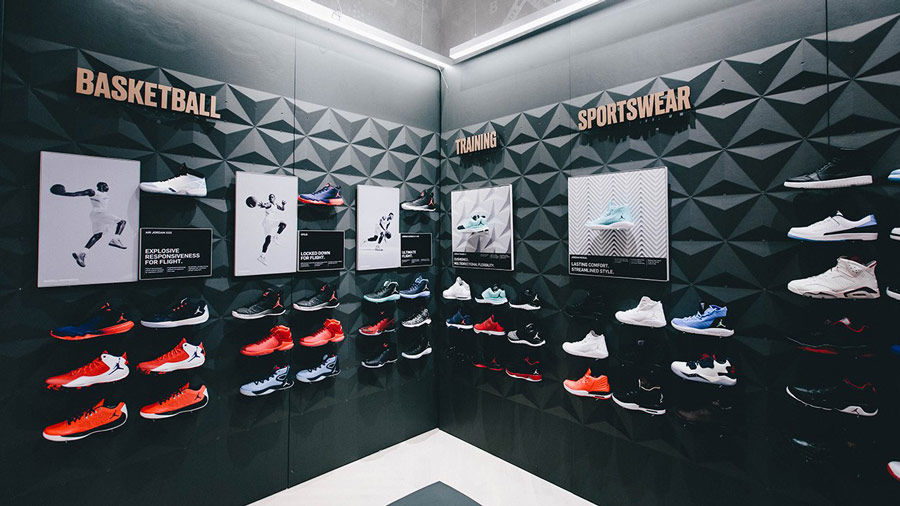 Новый магазин кроссовок. Dubai Mall Nike Jordan. Nike Air Jordan Store. Магазин Nike в Дубай Молл.